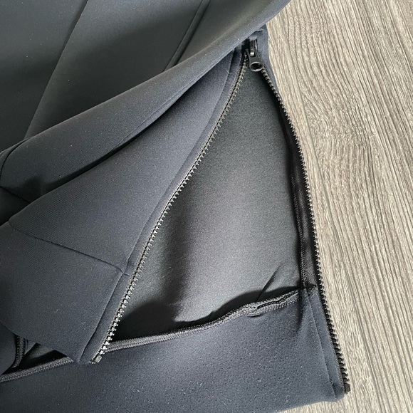 Uniqlo x Theory Black Sweatshirt - Picture 4 of 4